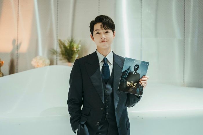  Song Joong Ki có mối tình đầu năm thứ ba đại học. Nam diễn viên hẹn hò bạn gái được 103 ngày thì chia tay. Mạng xã hội từng lan truyền bức ảnh tài tử Hậu duệ mặt trời chụp cùng người yêu đầu đời. Trong một cuộc phỏng vấn quảng bá phim Chàng trai tốt bụng, nam diễn viên nói: "Tôi nghe nói tình đầu của mình đã kết hôn, tôi vẫn chưa quên cô ấy". Tuy nhiên, sao phim Vincenzo nhấn mạnh mối tình đầu rất đáng nhớ, nhưng theo kiểu hoài niệm. Ảnh: tvN. 