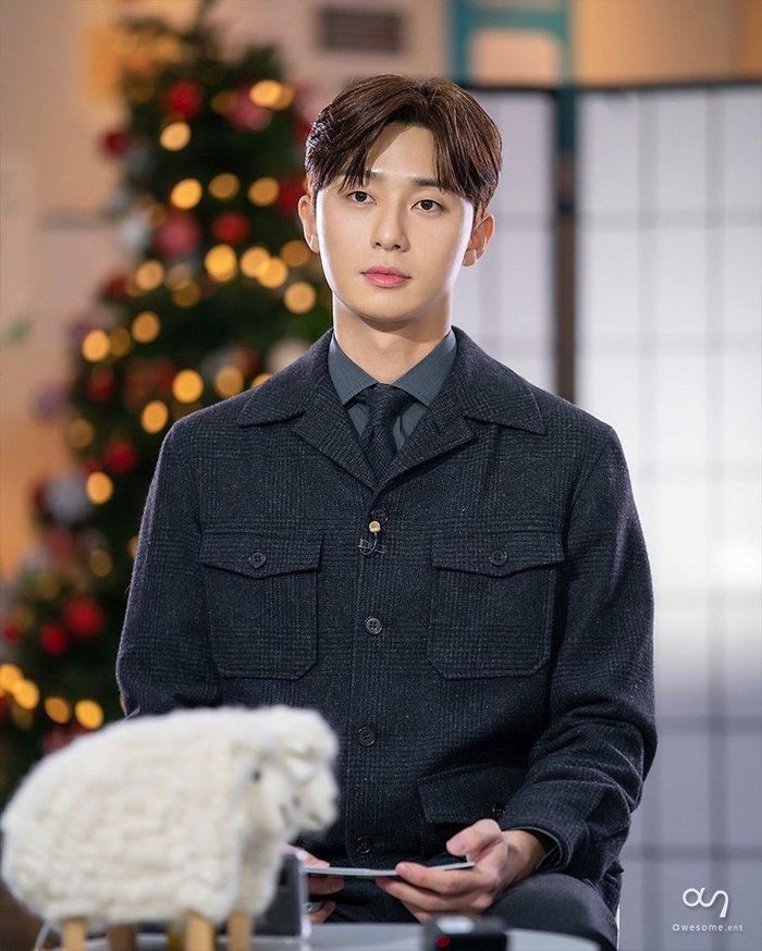  Park Seo Joon có mối tình đầu năm học cấp 3. Nam diễn viên phải lòng cô gái trong hai năm. Theo Beauty, sao phim Tầng lớp Itaewon từng đến trường sớm, thậm chí đặt quà trong ngăn bàn để lấy lòng bạn gái. Cả hai hẹn hò được một năm nhưng chỉ dừng lại ở mức nắm tay. Ảnh: Awesome Entertainment. 