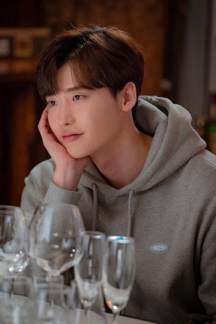  Lee Jong Suk có mối tình đầu từ năm 15 tuổi. Hai người bằng tuổi, học chung trường và nảy sinh tình cảm. Trong chương trình One Night of TV Entertainment, nam diễn viên cho biết anh và bạn gái duy trì mối quan hệ đến năm 20 tuổi. Sao phim Khi nàng say giấc chia sẻ bạn gái anh là người có vẻ đẹp học thức. Hiện tại, hai người vẫn giữ liên lạc dù đường ai nấy đi. Ảnh: YG Entertainment. 
