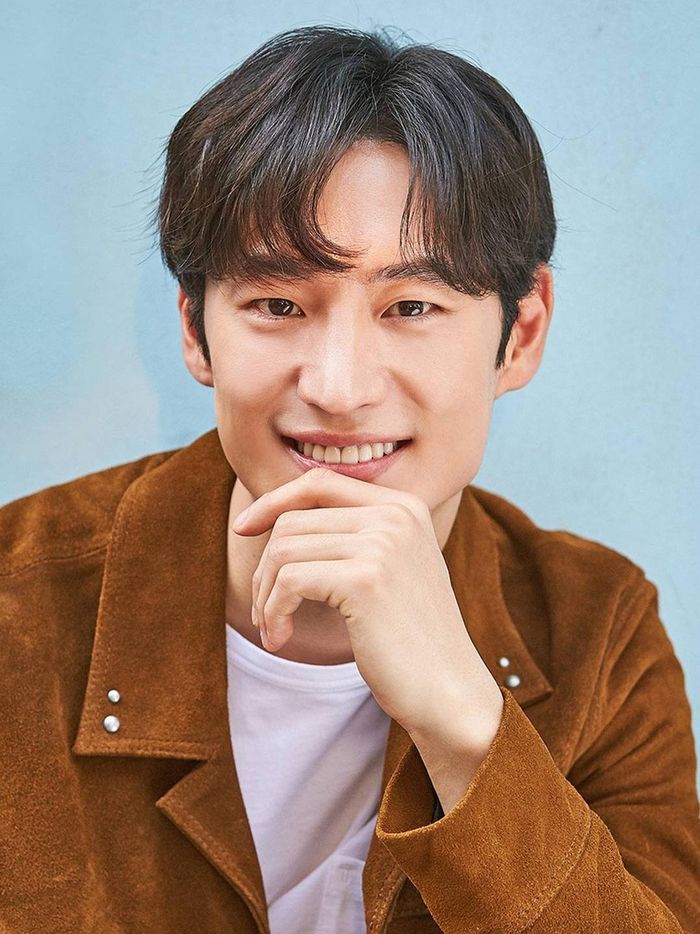Lee Je Hoon gần đây được chú ý với bộ phim Taxi Driver. Sau khi phim phát sóng, đời tư của nam diễn viên cũng được quan tâm. Ngày 27/5, tạp chí Beauty đăng bài về mối tình đầu của Lee Je Hoon và loạt sao nam. Theo lời nam diễn viên, anh có bạn gái đầu tiên hồi năm thứ hai đại học. "Tôi có nụ hôn đầu trong công viên. Lúc ấy tình yêu của tôi rất hồn nhiên", anh kể. Ảnh: Saram Entertainment.