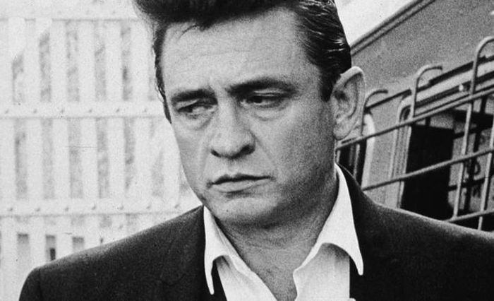 Johnny Cash bên trong nhà tù Folsom, chuẩn bị biểu diễn buổi thứ tư cho tù nhân ở đây
