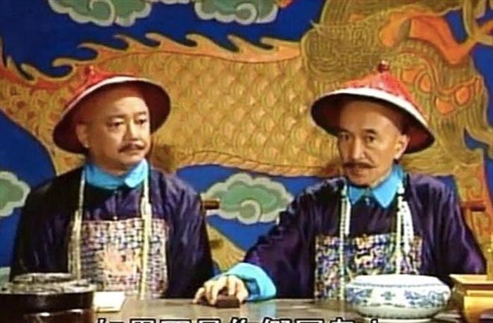Nhờ những cách vơ vét tài sản đó, Hòa Thân có cuộc sống giàu sang, sống trong nhung lụa, nhà cao cửa rộng. Tuy nhiên, kết cục cuối cùng của tham quan này vẫn không tránh khỏi cái chết. Sau khi Càn Long băng hà, Hòa Thân bị hoàng đế Gia Khánh ban chết vì những tội ác tày đình gây ra trong suốt nhiều năm.