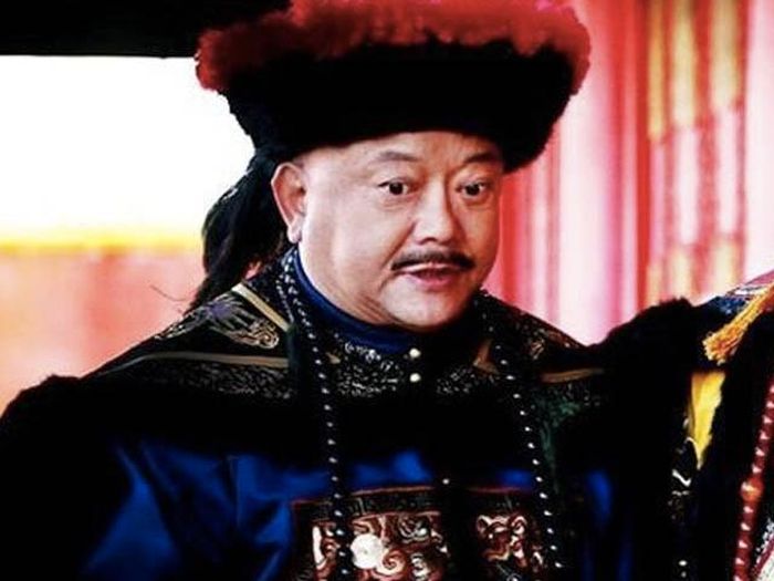 Ngoài ra, Hòa Thân còn kinh doanh nhà đất, cho vay lãi, kinh doanh tiệm cầm đồ, tửu điếm... Mỗi nơi đều có tham quan Hòa Thân này chống lưng nên ông có thể tự đặt ra mức giá. Dù giá cao nhưng mọi người đều phải trả, không dám chống đối vì sợ bị trả thù.