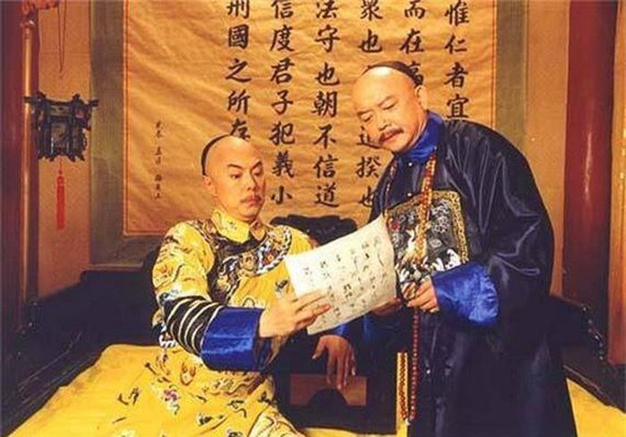 Là người ham mê tiền tài, Hòa Thân sử dụng mọi cách gia tăng khối tài sản bằng cách nhận tiền hối lộ từ các quan viên lớn nhỏ trong triều.