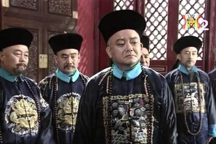 Một số quan viên muốn được Hòa Thân nâng đỡ, giúp thăng quan thường biếu viên quan này những khoản tiền lớn hoặc các bảo vật quý giá.