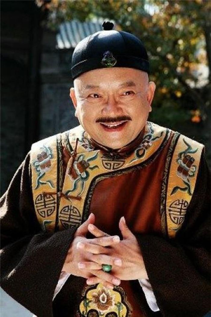 Tương truyền, những quan viên nhỏ muốn gặp mặt Hòa Thân để rộng đường quan lộ phải đưa ít nhất 20 vạn lạng bạc cho lần đầu gặp gỡ, tạo dựng mối quan hệ.