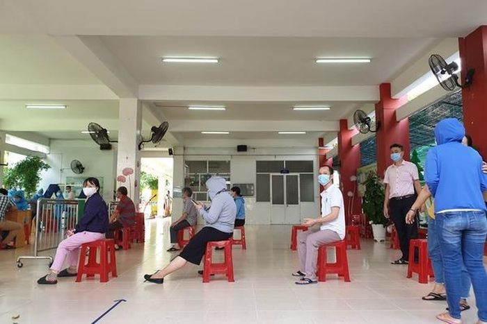 Người dân chờ lấy mẫu xét nghiệm