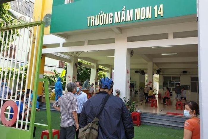 Lấy mẫu xét nghiệm tại Trường Mầm non