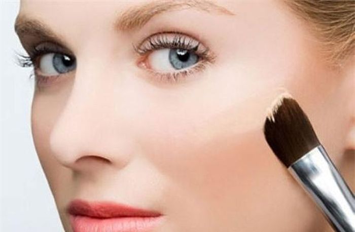 Bạn không nên tạo lớp trang điểm quá dày.