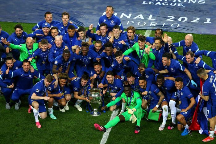 Các cầu thủ Chelsea ăn mừng chiếc chúp vô địch lần thứ 2 trong lịch sử CLB