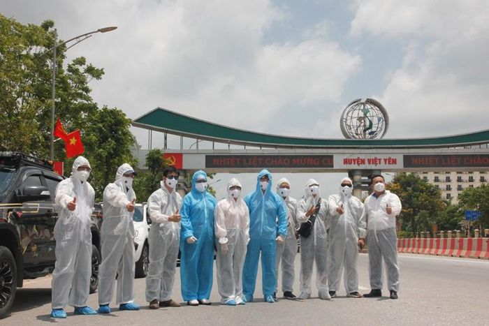 Một bức ảnh kỷ niệm trước khi rời Việt Yên của đoàn thiện nguyện của Hội Nghệ sĩ Sân khấu Việt Nam