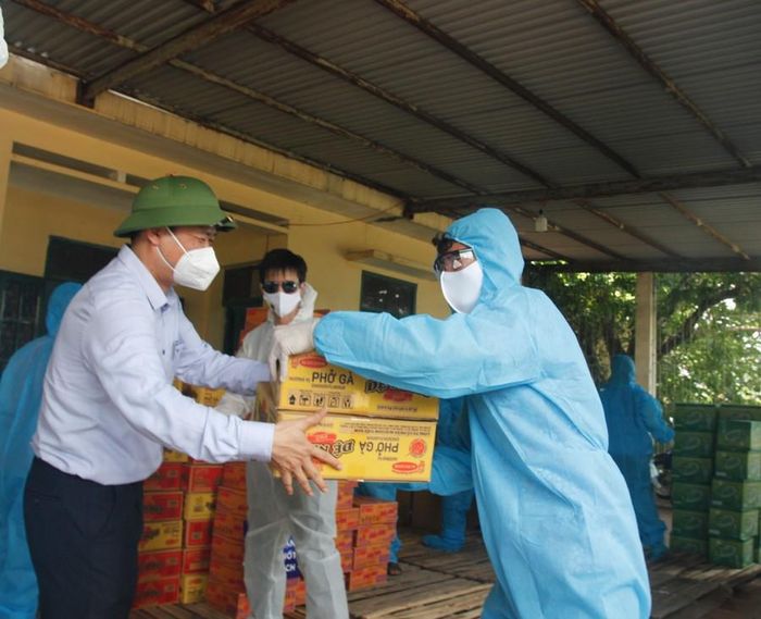 Chủ tịch UBND huyện Việt Yên Nguyễn Văn Phương (người đội mũ cối) cùng "bốc" hàng với NSƯT Xuân Bắc và mọi người