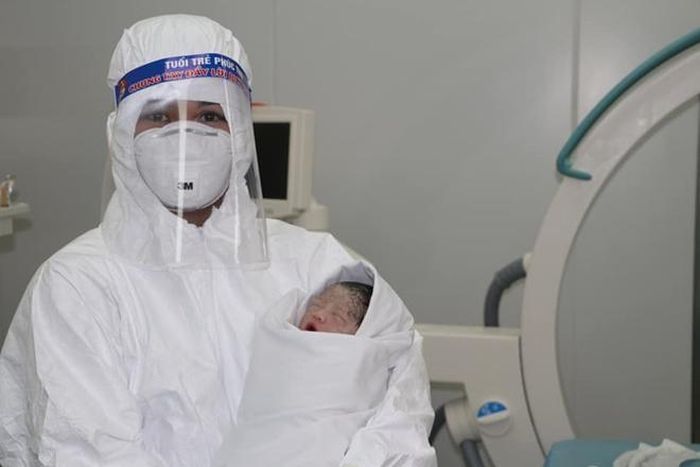 Bé gái 2,6kg con của chị L.T.K chào đời trong vòng tay của các y bác sĩ Bệnh viện Bệnh nhiệt đới Trung ương ngày 21-5.