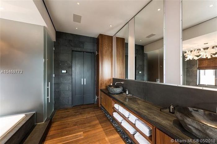  Phòng tắm chính được thiết kế với phong cách Nhật Bản và được trang bị đầy đủ tiện nghi như một khu spa sang trọng. 