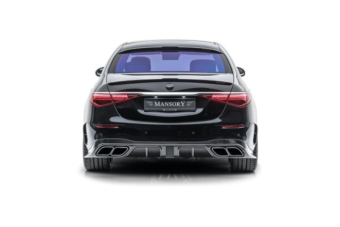 Mansory cũng bổ sung thêm một số chi tiết mang tính trang trí khác như ốp hông, cánh gió sau trên nắp capo, cánh gió trên kính chắn gió sau và ốp tai gương nội thất… Tất cả đều được làm từ sợi carbon với bề mặt đánh bóng.