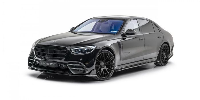 Ra mắt vào tháng 9 năm ngoái, S-Class với mã nội bộ W223 là thế hệ thứ 7 của dòng sedan hạng sang đầu bảng của Mercedes-Benz. Xe được trang bị nhiều công nghệ mới như giao diện MBUX với màn hình cảm ứng 12.8 inch, hệ thống đánh lái bánh sau…