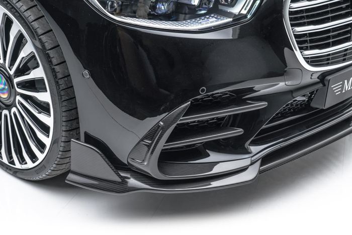Tuy không đưa ra chi tiết hình ảnh, Mansory vẫn sẽ có thêm gói độ nội thất cho S-Class. Khách hàng có thể lựa chọn nhiều chất liệu cao cấp, vô lăng bọc da và ốp sợi carbon, bàn đạp ga/thắng bằng hợp kim nhôm, thảm sàn với logo Mansory…