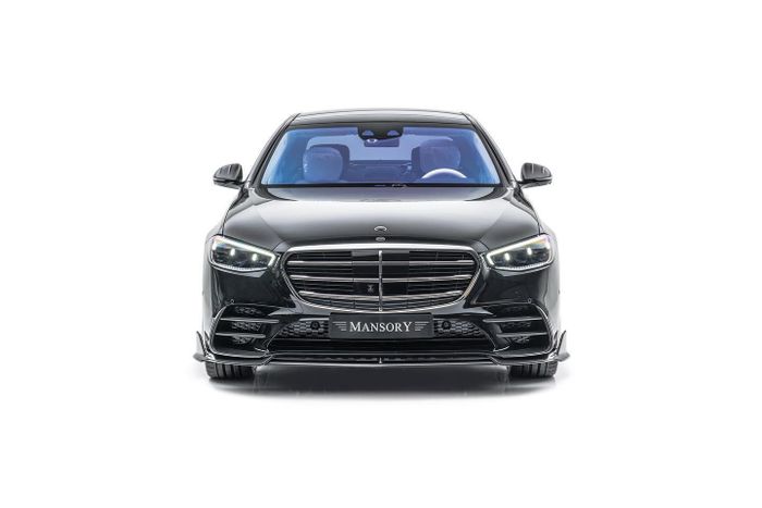Tương tự như nhiều gói độ khác của Mansory, hãng xe đã thiết kế nhiều chi tiết ở ngoại thất làm từ sợi carbon. Khách hàng có thể lựa chọn giữa 2 phiên bản với điểm khác biệt lớn nhất là thiết kế cản trước với đèn viền LED, và viền cửa sổ mạ chrome/sơn đen.