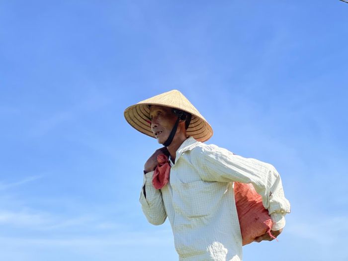 Dưới cái nắng như đổ lửa, nhiều hộ gia đình tranh thủ hái ớt đưa ra các chợ bán để vớt vát lại chút vốn. 