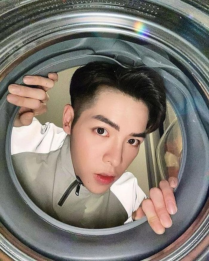 Ca sĩ Đức Phúc thực hiện trào lưu chụp ảnh trong máy giặt