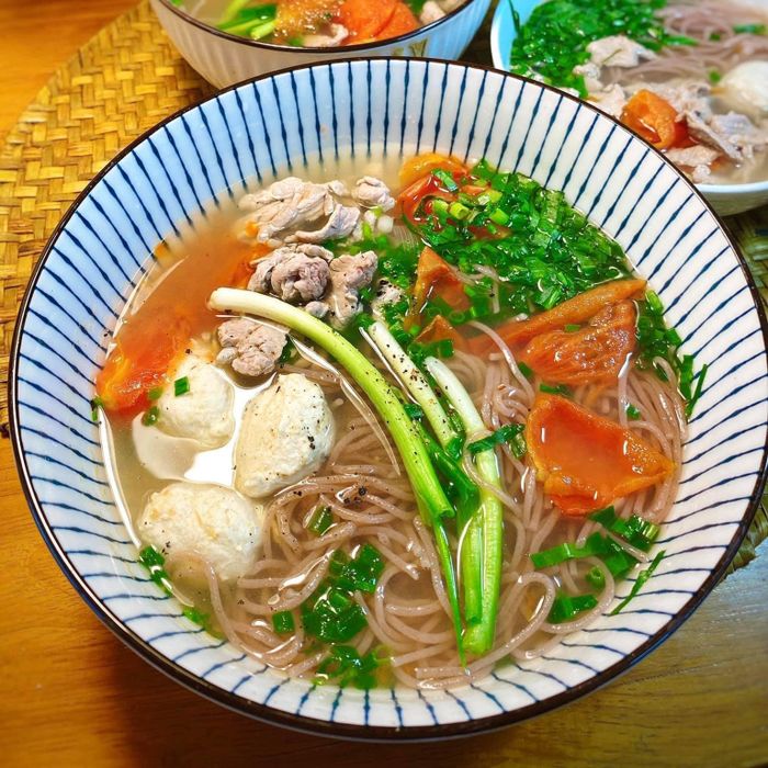 Nếu đang trong chế độ ăn eat clean, bạn có thể tham khảo món bún lứt mọc. Đầu tiên, bạn chuẩn bị một nồi nước sôi, thả cà chua thái miếng vào và đun chín mềm. Tiếp đến, bạn thả mọc vào, loại bán sẵn ở các siêu thị. Phần thịt bò hoặc thăn chuột heo được thái mỏng, chần chín tới. Bạn nêm nếm nước dùng vừa ăn. Sau cùng, bạn xếp bún, mọc, thịt, hành, mùi vào bát và chan nước dùng. Bún lứt cũng được bán nhiều ở các siêu thị.