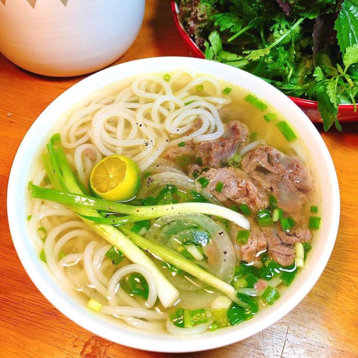 Bún bắp bò cũng là gợi ý bạn có thể tham khảo. Tôi thường chọn bắp bò hoa để chế biến. Bắp bò sau khi làm sạch được hầm trong nồi áp suất trong 30 phút cùng hoa hồi, quế, thảo quả và hành khô nướng. Nước dùng có hương thơm ngũ vị, bạn có thể nêm nếm thêm gia vị cho vừa miệng. Nếu có sẵn máy làm bún, bạn nên chuẩn bị bún tươi từ tối và để ngăn mát tủ lạnh. Tiện lợi hơn, bạn có thể dùng mua bún khô bán sẵn trong siêu thị.