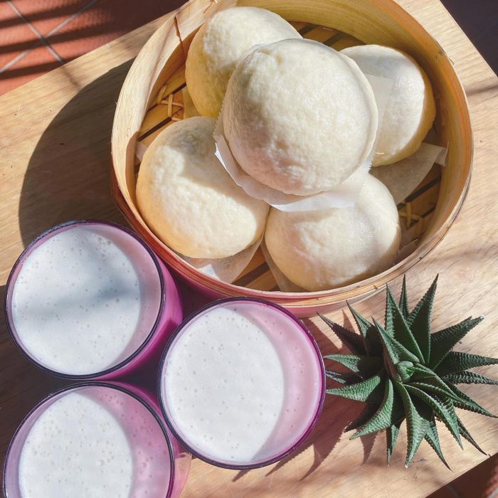 Một bữa sáng nhanh gọn và đủ chất khác là bánh bao dùng với sữa hạt. Tôi chuẩn bị bánh bao từ tối hôm trước, sáng hấp nóng lại, để nguội ăn vẫn ngon. Tôi cũng tự tay làm sữa hạt bằng máy. Có nhiều loại máy làm sữa hạt tiện lợi bạn nên tham khảo.