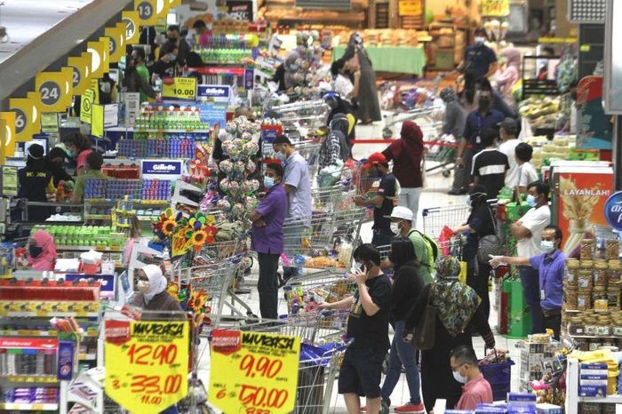  Người dân đã quen với các biện pháp hạn chế và phong tỏa, cuộc sống vẫn bình thường vì siêu thị vẫn mở. Ảnh: Asia News Network. 