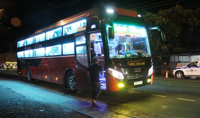 Các xe khách chạy hướng Đắk Lắk đến các tỉnh phía nam liên tục bị lực lượng chức năng kiểm tra hành trình.