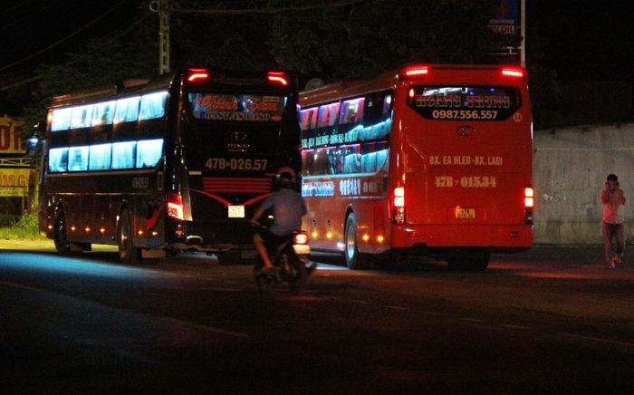 Tối 31/5, CSGT đã lập biên bản nhiều xe khách về lỗi đón, trả khách không đúng nơi quy định.