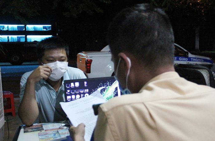 Tài xế Lê Minh Quốc (ngụ huyện Buôn Đôn, Đắk Lắk) chở hơn 20 người từ Buôn Đôn đi TP.HCM thì bị CSGT phát hiện.