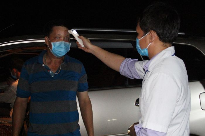 Nhiều tài xế cho biết do TP.HCM thực hiện giãn cách xã hội, họ đưa gia đình về Đắk Lắk tránh dịch. Những người này khi vào khu vực khai báo được đo thân nhiệt, sát khuẩn và khai lịch trình di chuyển, địa chỉ cư trú.