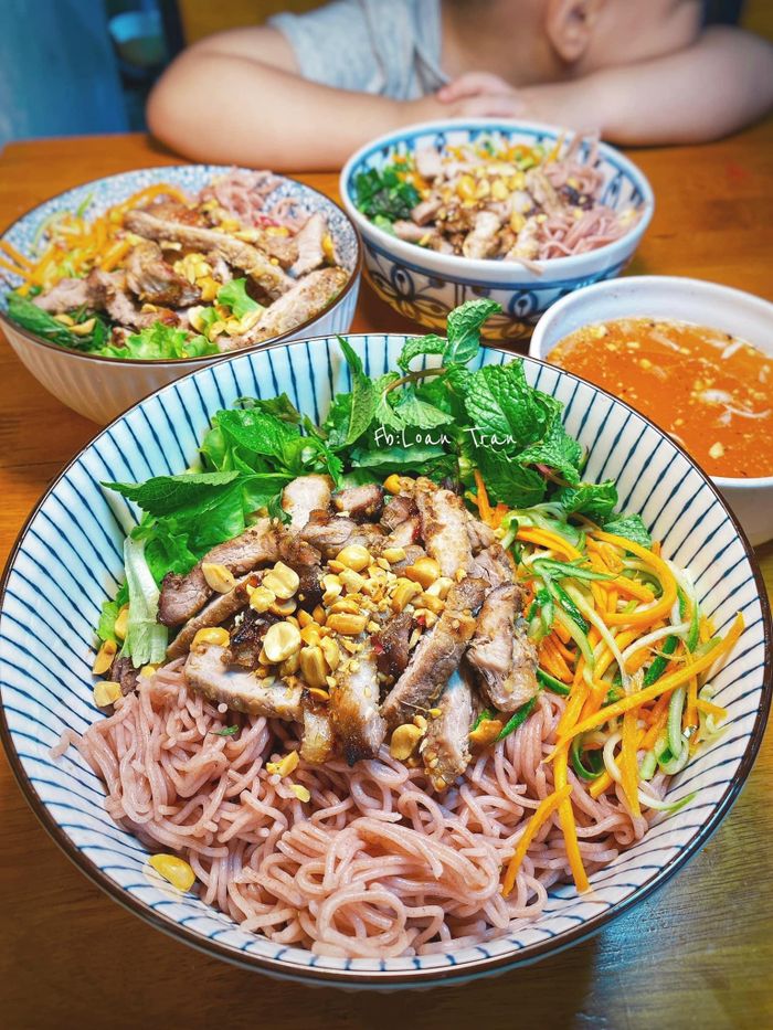 Nhiều gia đình Việt dù bận rộn vẫn quyết định nấu ăn tại nhà. Đây là lựa chọn vừa ngon, rẻ, lại tốt cho sức khỏe trong thời điểm dịch bệnh diễn biến phức tạp. Người nội trợ nên thay đổi thực đơn đa dạng để bữa ăn không nhàm chán. Cuối tuần, bạn có thể vào bếp chuẩn bị cho cả nhà các món cầu kỳ hơn như bún cá, phở...