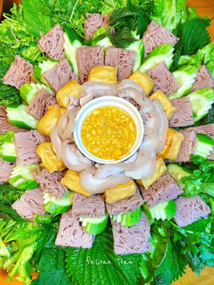 Gợi ý tiếp theo cho bữa trưa là bún đậu thịt luộc. Thịt luộc cắt lát mỏng, thưởng thức cùng bún, đậu rán, dưa leo, rau sống mang lại hương vị tuyệt vời. Bạn nên chọn phần thịt luộc hài hòa giữa nạc và mỡ để ăn không ngán.
