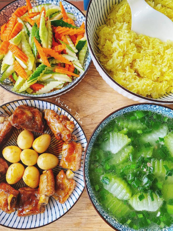 Công việc nấu ăn hàng ngày chưa bao giờ đơn giản. Làm sao cho bữa cơm đầy đủ chất dinh dưỡng, lại vừa ngon miệng hợp khẩu vị gia đình là điều khiến nhiều người nội trợ đau đầu. Tài khoản Loan Trần đã chia sẻ mâm cơm tự nấu cho gia đình ngày hè lên mạng xã hội, thu hút hơn 15.000 lượt tương tác.