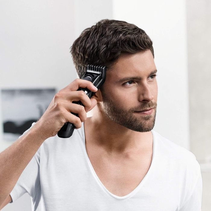 Các chàng trai cần nắm rõ quy cách sử dụng tông đơ để tránh sự cố đáng tiếc cho mái tóc. Ảnh: Bodyhair. 