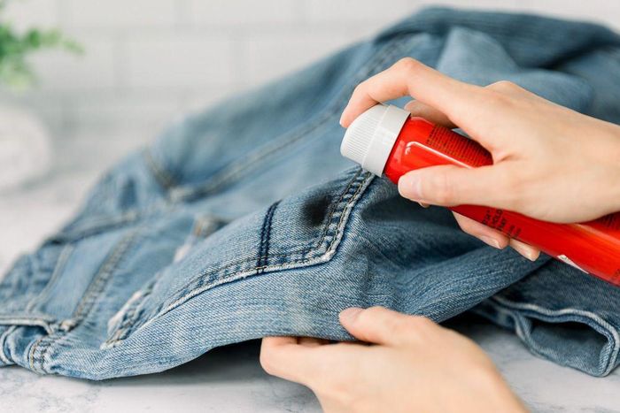 Các sản phẩm xịt kháng khuẩn giúp khử mùi hôi và vi khuẩn nếu bạn chưa muốn giặt quần. Ảnh: The Spruce.
