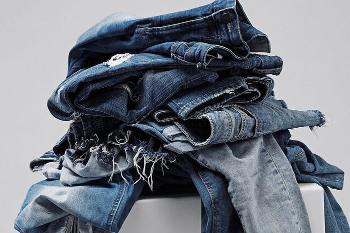 Nhiều người có thói quen giặt quần jeans bằng máy khiến chất liệu quần bị nhăn và phai màu. Ảnh: Popbela.