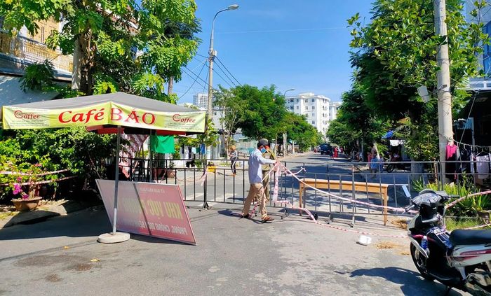 Tháo gỡ rào chắn tại khu vực cách ly y tế.
