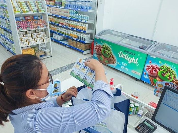 Nhân viên của cửa hàng “Giấc mơ sữa Việt” cẩn thận kiểm tra các sản phẩm trước khi giao đến tận nhà cho người tiêu dùng