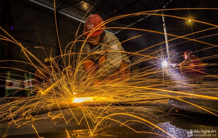 Lửa hàn trên cầu cảng Nghi Thiết. Ảnh: Sách Nguyễn