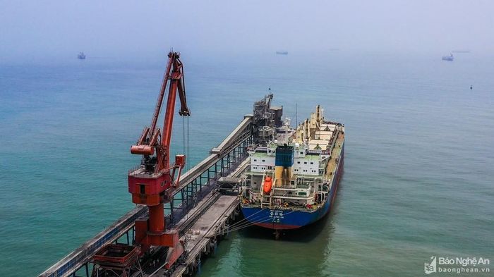 "Cánh tay" cầu cảng Nghi Thiết. Ảnh: Sách Nguyễn
