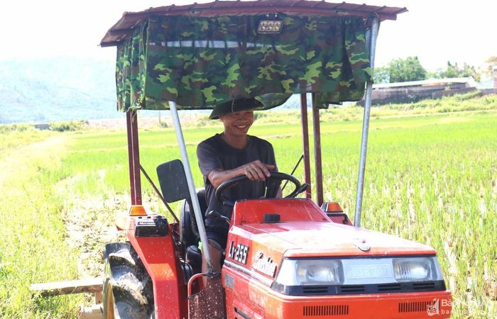 Trên nóc những chiếc máy dập ruộng những ngày này cũng được cột thêm những tấm phên tre, vải để che nắng. Ảnh: Huy Thư