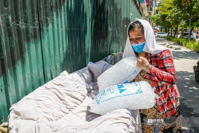 Thời điểm nhiệt độ cao, các cửa hàng bán đá lạnh luôn đông khách mua, chị Huyền - chủ cửa hàng đá trên đường Tây Sơn cho biết, từ mấy ngày nắng nóng cao điểm, nhà chị bán đá tăng vọt so với những ngày trước.