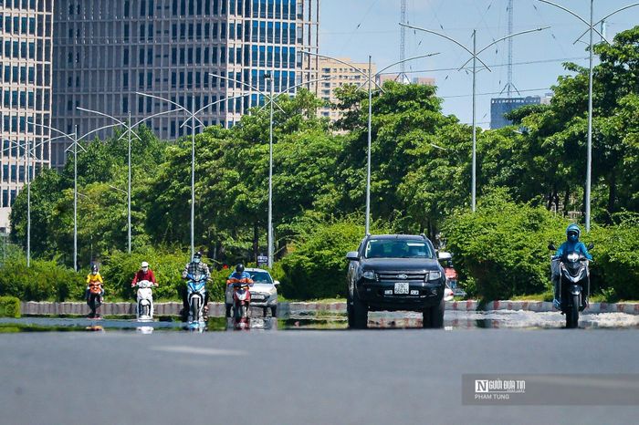 Nắng nóng với nền nhiệt cao khiến mặt đường nhiều nơi bốc hơi, xuất hiện ảo ảnh.