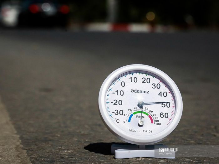 Thời điểm 13h cùng ngày, nhiệt độ đo được dưới lòng đường lên gần 50 độ C.