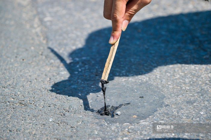 Lớp nhựa đường trên bề mặt nóng chảy, dễ dàng bóc ra