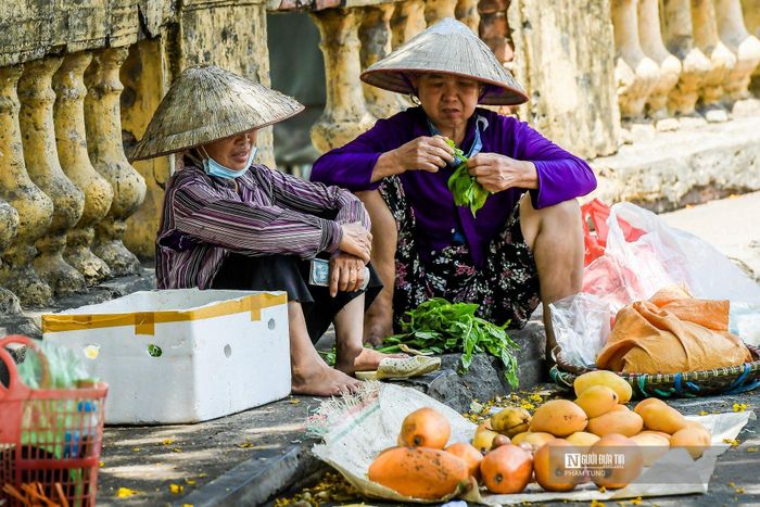 Những người lao động đều phải vật lộn với cái nóng để mưu sinh.