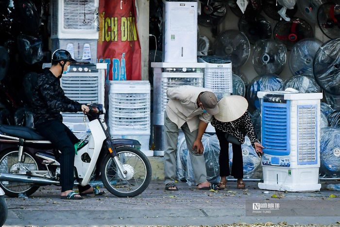 Các mặt hàng như quạt hơi nước, điều hòa cũng được tiêu thụ mạnh trong dịp đầu hè.