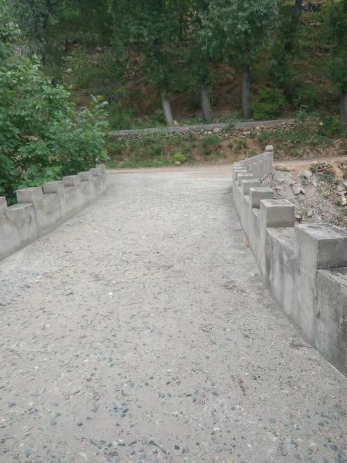 Sau khi cây cầu đá hoàn thành, cán bộ địa phương tới khảo sát, đánh giá, đồng thời đề xuất làm thêm phần lan can. (Ảnh: 163)